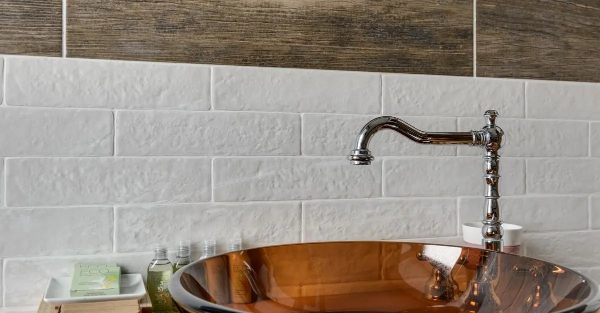 Redynamiser votre salle de bain : astuces déco et plomberie
